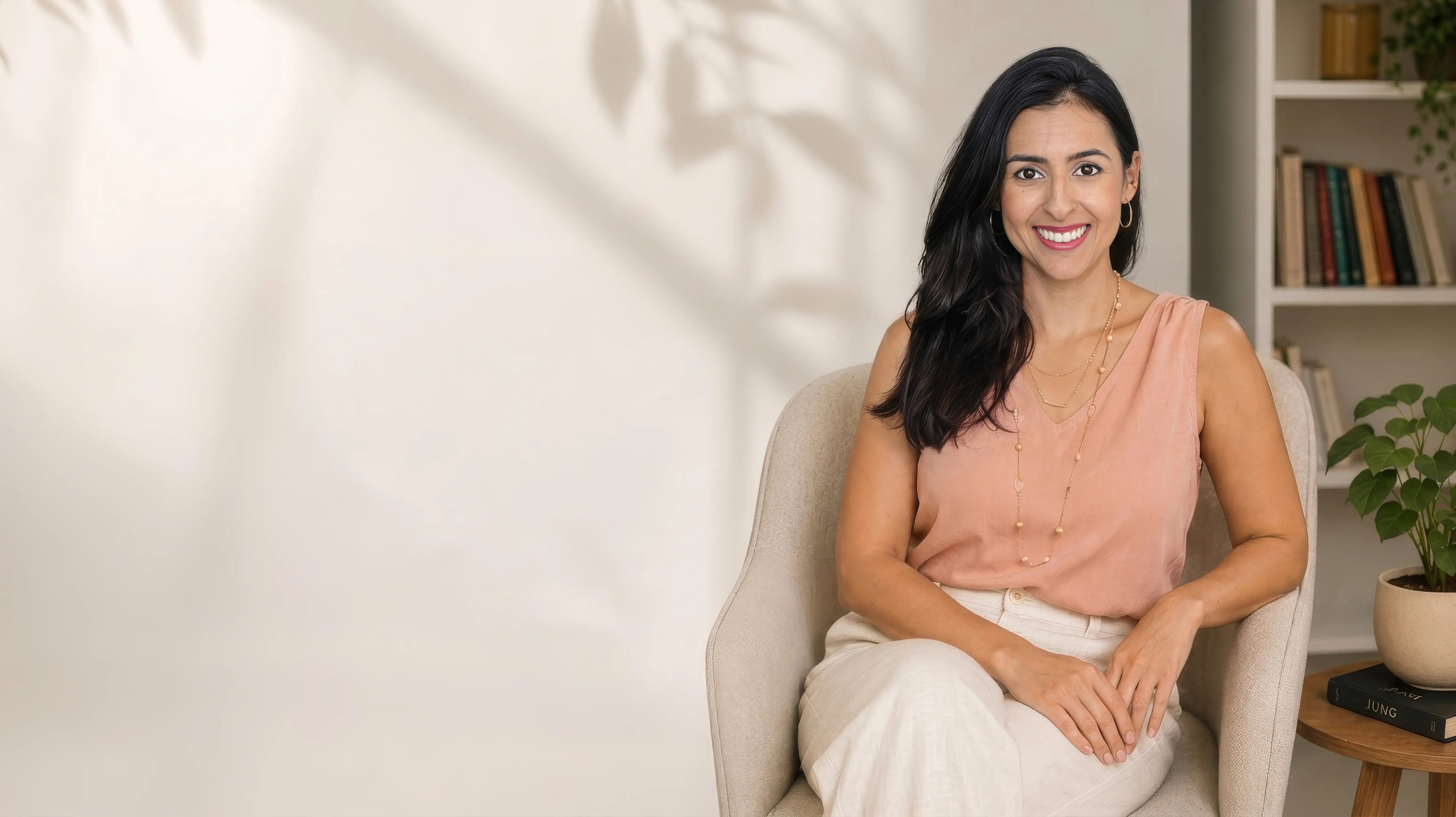 Natália Pozzatto, psicóloga, em seu consultório